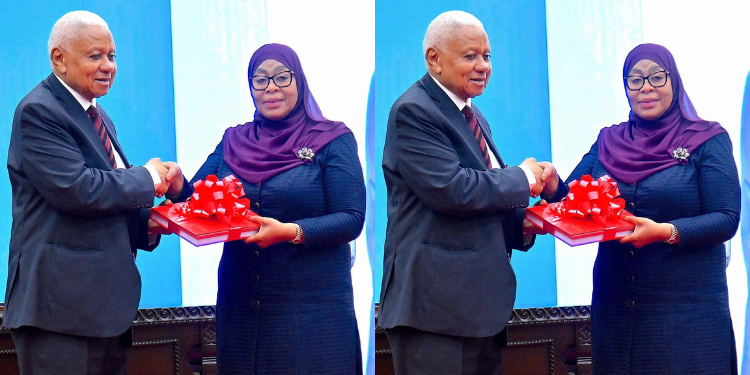 President Samia Suluhu receiving the inquiry report from former CJ Othman Chande. Photo: Ikulu Tanzania (X).
